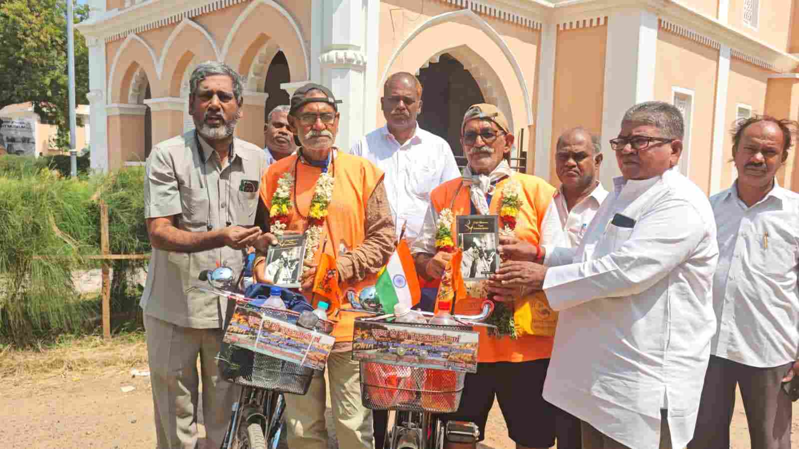 உலக அமைதிக்காக காஷ்மீர் முதல் குமரி வரை சகோதரர்களின் விழிப்புணர்வு  சைக்கிள் பயணம்