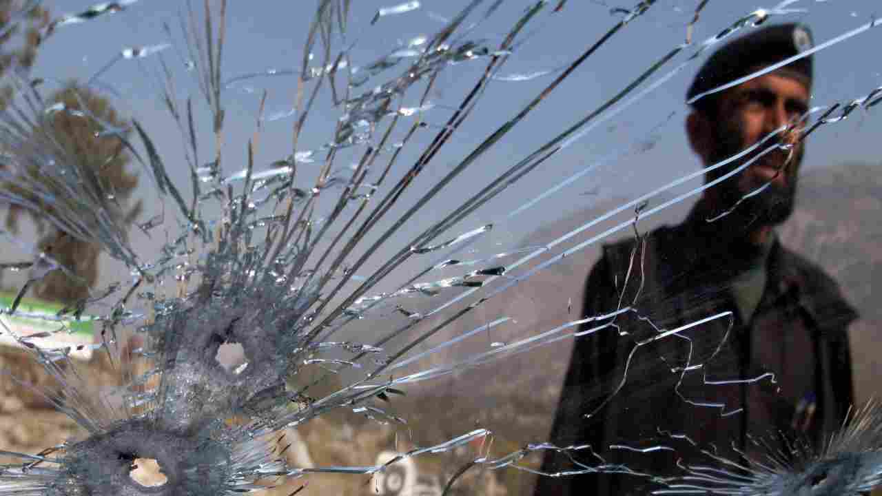 பாகிஸ்தானில் பயங்கரம்...  துப்பாக்கிச்சூட்டில்  4 பேர் பலி