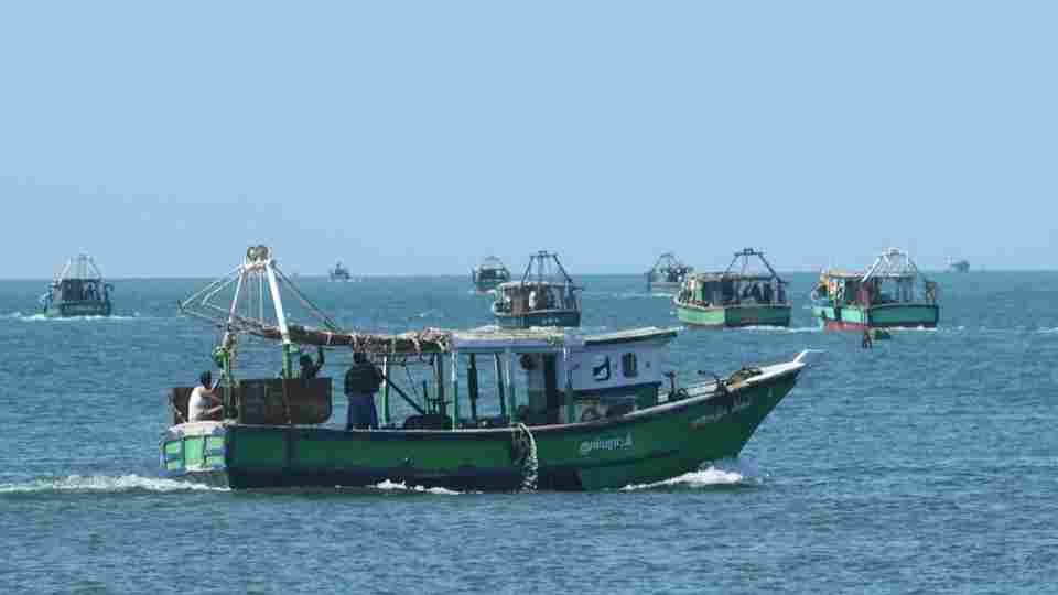 பரபரப்பு... எல்லை தாண்டியதாக தமிழக மீனவர்கள் 22 பேர் கைது:  