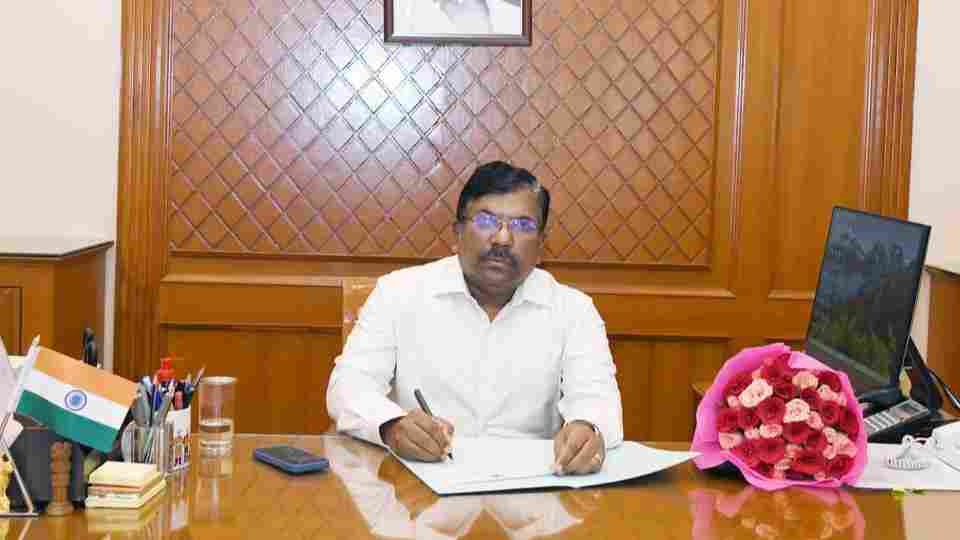  8 ஐஏஎஸ் அதிகாரிகள் பணியிட மாற்றம் - தமிழ்நாடு அரசு  அதிரடி உத்தரவு