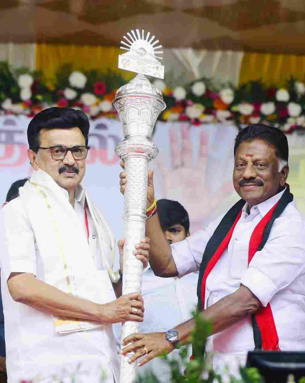 விசுவாசத்துக்கு ஓ.பி.எஸ். என்றால்,  துரோகத்திற்கு  பழனிசாமி