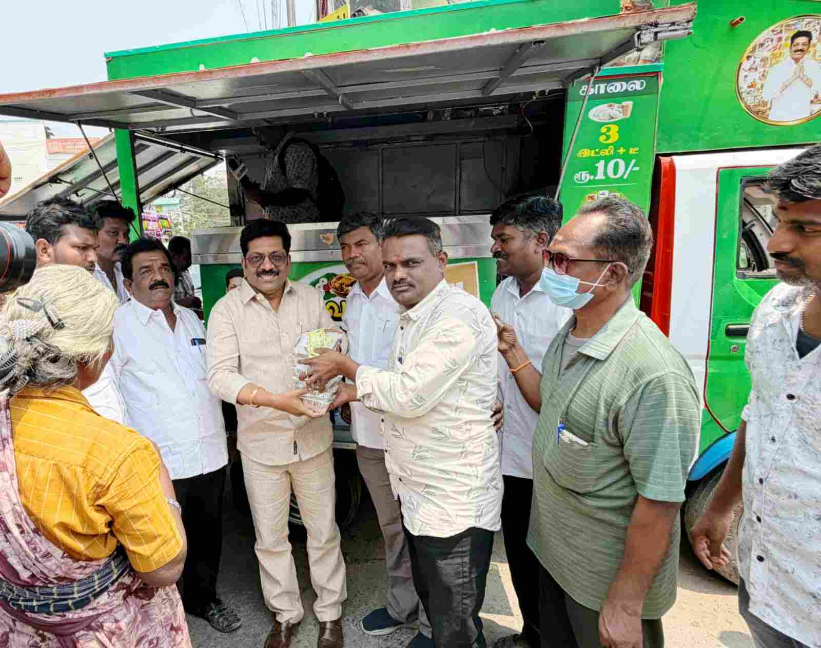 மலிவு விலையில் 10 ருபாய்க்கு தயிர்சாதம், தக்காளி சாதம், வெஜிடபிள் பிரியாணி விற்பனை 