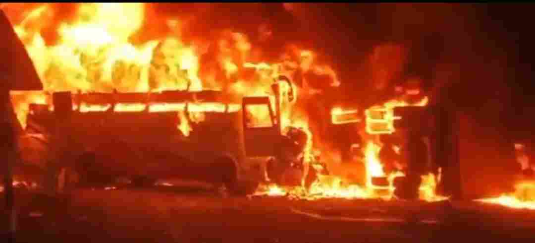 லாரி மீது பேருந்து மோதி 10 பேர் பலி.