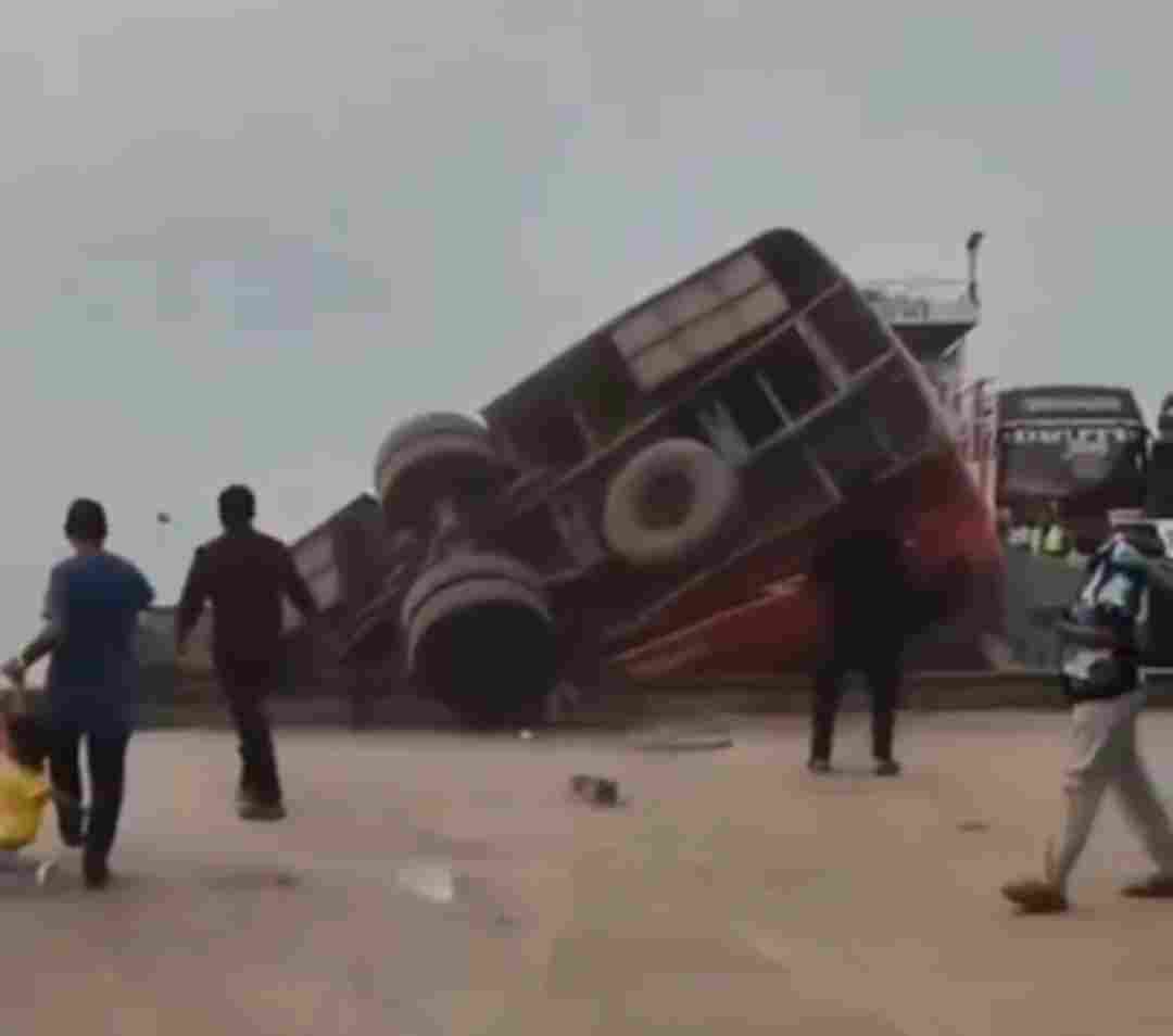 ஆற்றில் பஸ் கவிழ்ந்து 18 பேர் உயிரிழப்பு