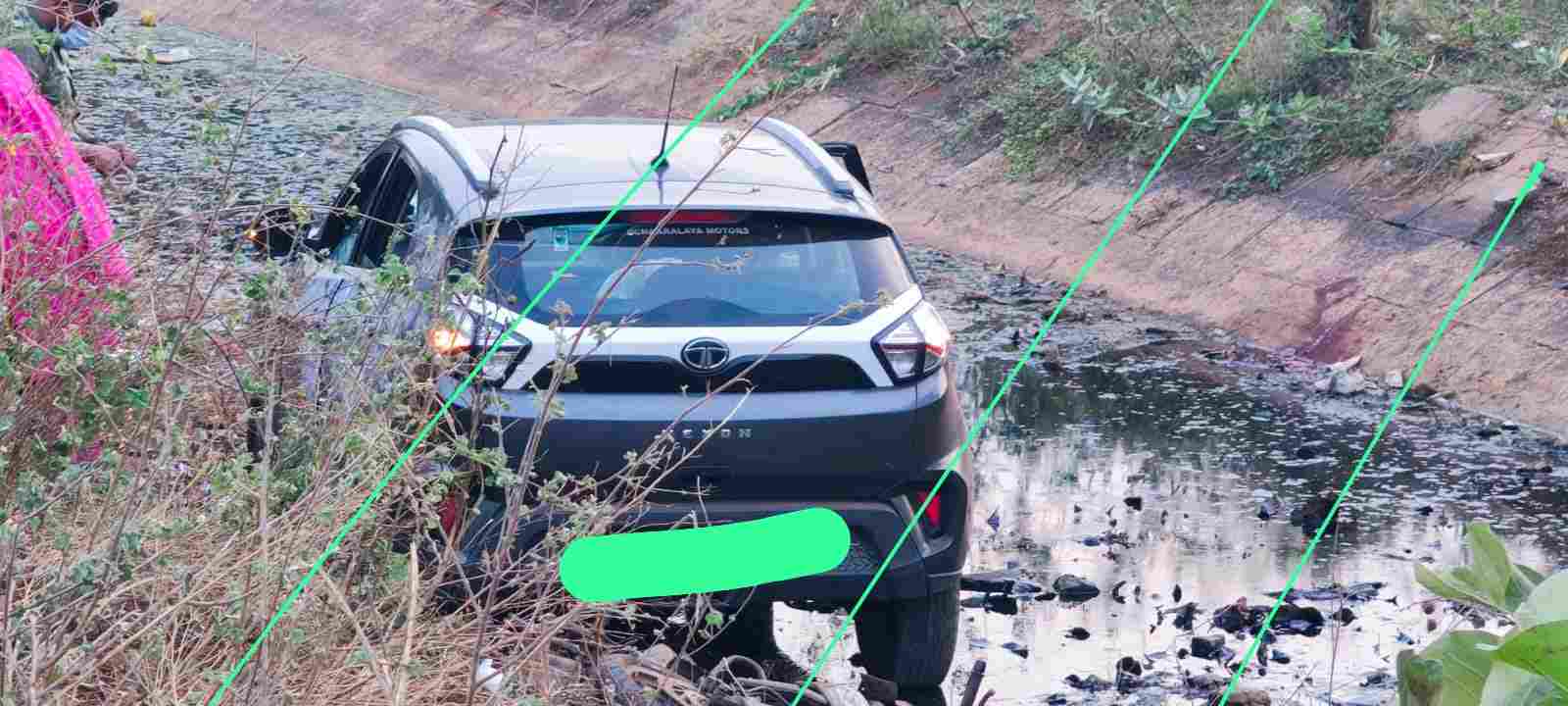 காரில் சேஸ் செய்து மோதி பைக்கில் சென்ற இருவர் வெட்டிக்கொலை