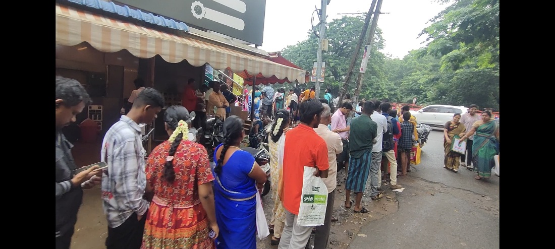 ஆதார் சேவை மையத்தில் காத்திருக்கும் ஆயிரக்கணக்கான மக்கள்