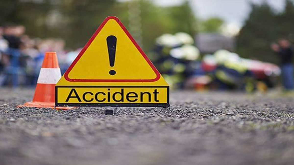 வேன், அரசு பஸ் நேருக்கு நேர் மோதி விபத்து. 2 பெண்கள் பலி