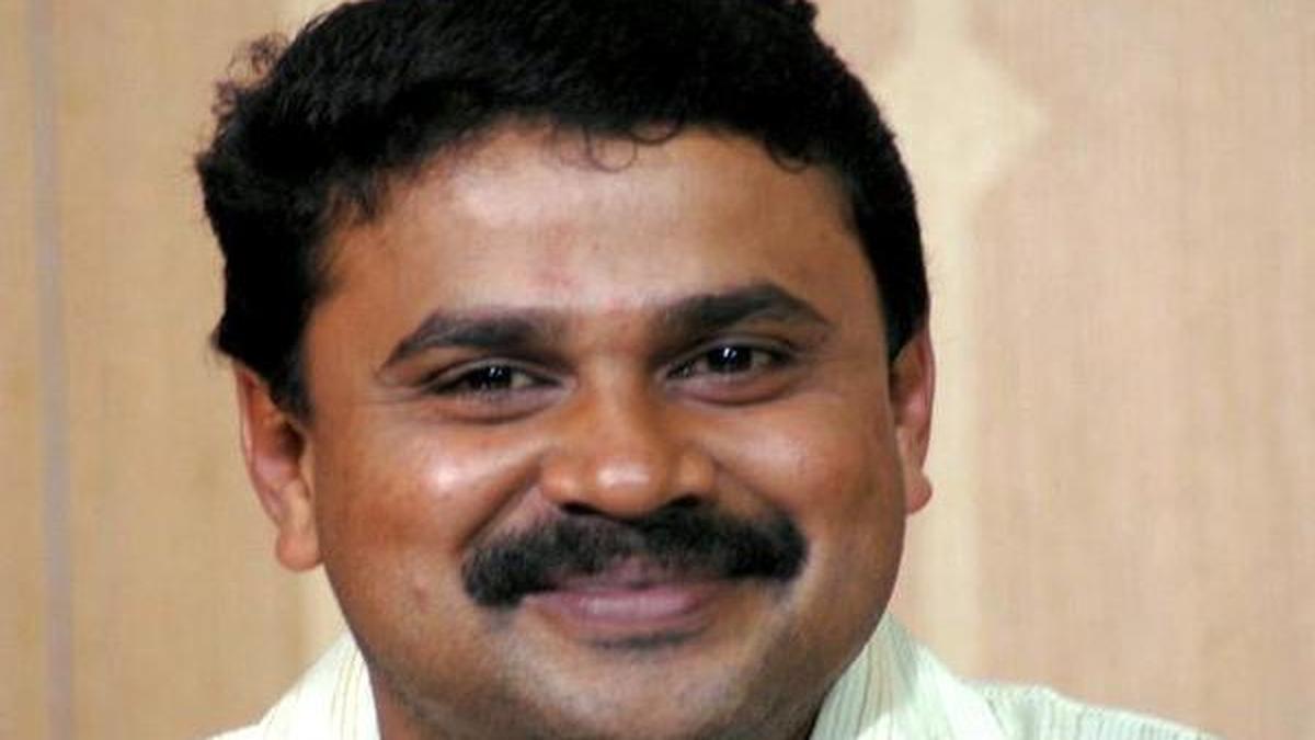 நடிகை பலாத்கார வழக்கில் பரபரப்பு- நடிகர் திலீப் விடுதலை