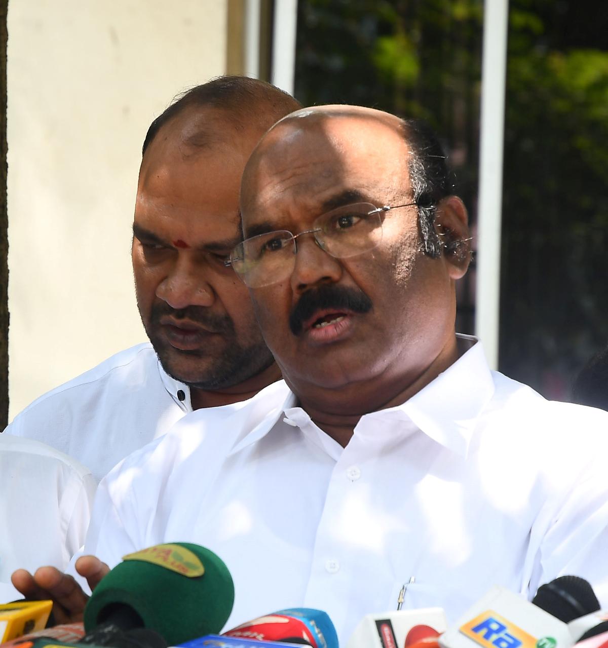 தினந்தோறும்  போட்டோ ஷூட் நடத்தும் முதலமைச்சர்- ஜெயக்குமார் குற்றச்சாட்டு