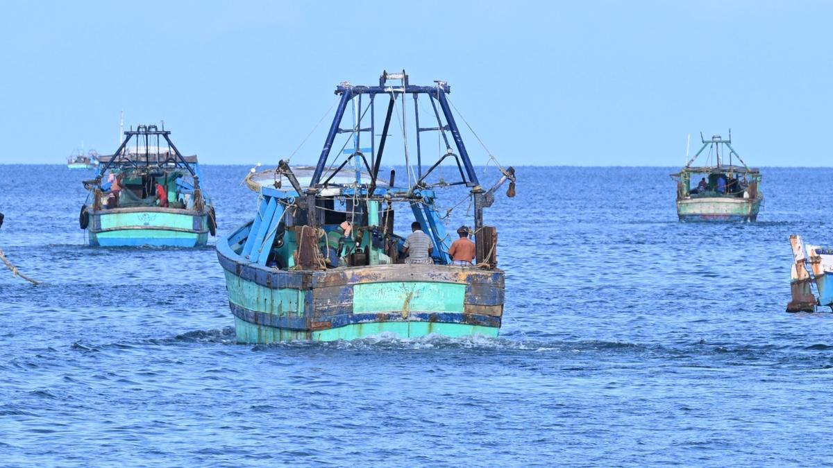 சுற்றி வளைத்த இலங்கை கடற்படை- ராமேஸ்வரம் மீனவர்கள் 9 பேர் கைது