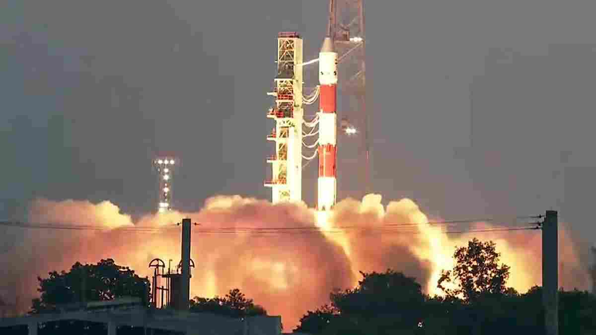 விண்ணில் வெற்றிக்கரமாக பாய்ந்தது பிஎஸ்எல்வி  சி-62 ராக்கெட்!