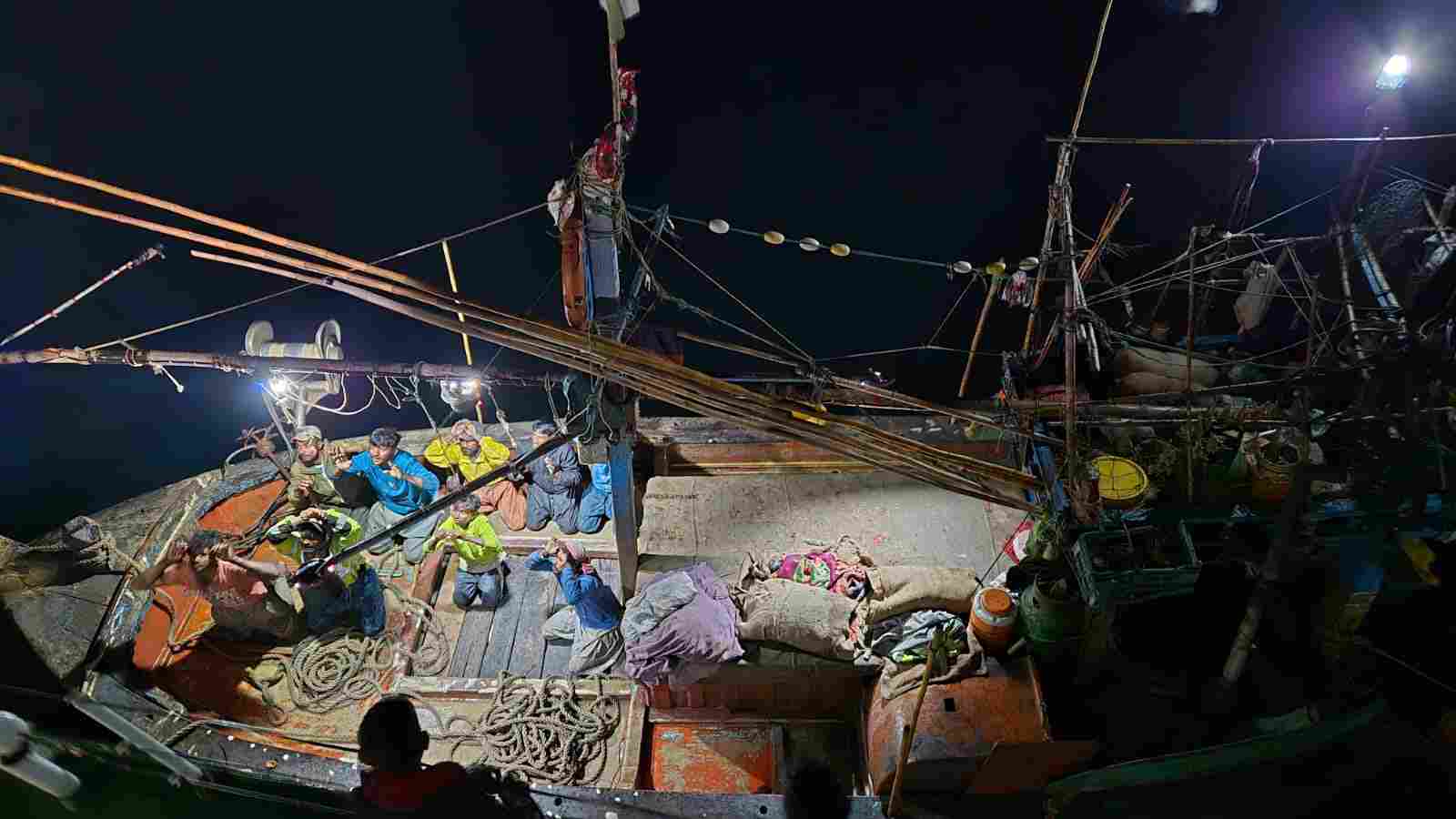 இந்திய எல்லைக்குள் அத்துமீறி நுழைந்த பாகிஸ்தான் படகு: 9 பேர் கைது