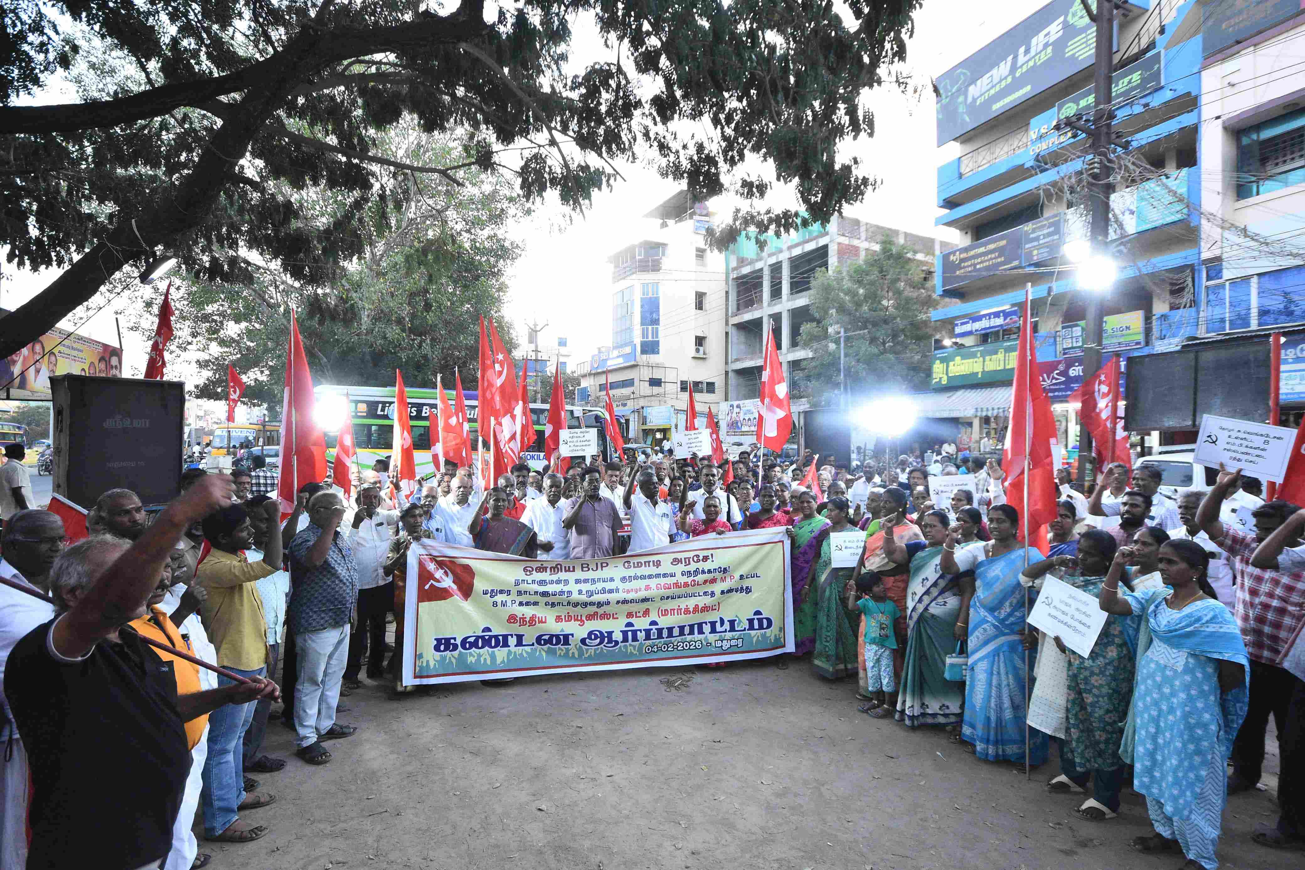 ஊராட்சி செயலாளர் பணி இடை நீக்கம் எதிரொலி குடும்பத்தினர் போராட முடிவு 