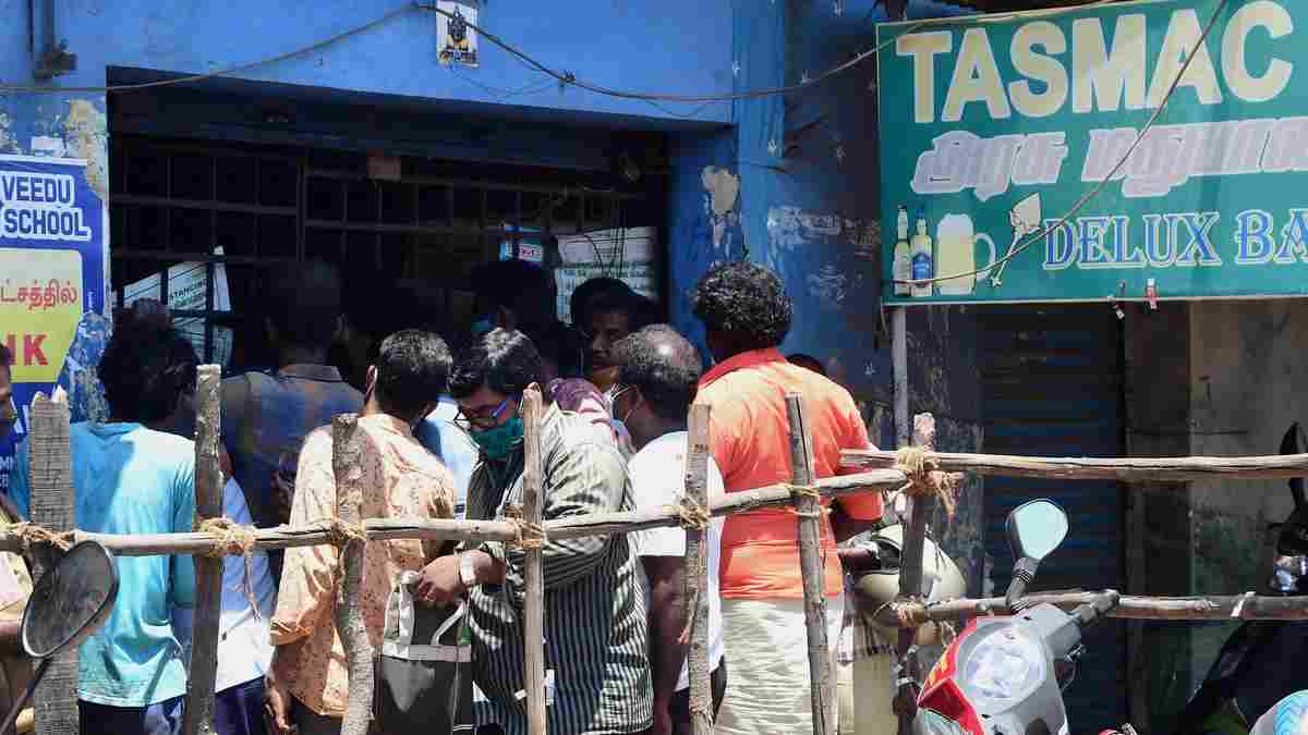 தமிழ்நாடு முழுவதும் இன்று டாஸ்மாக் கடையை அடைத்து ஊழியர்கள் போராட்டம்!