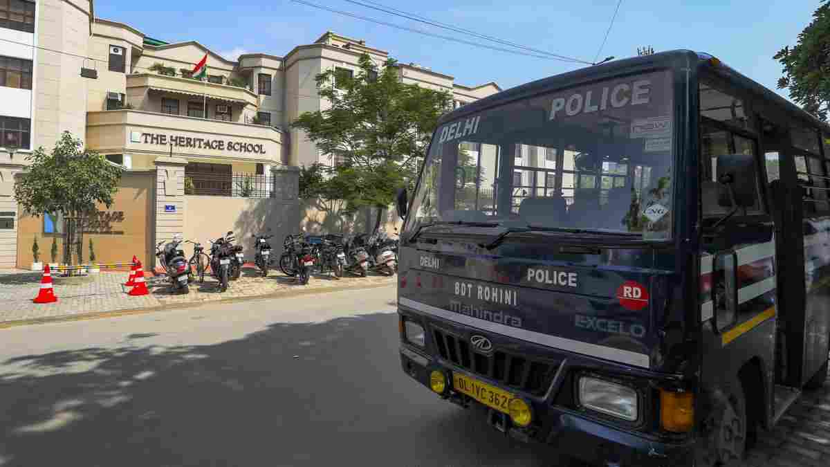 காலையிலேயே 9 பள்ளிகளுக்கு வெடிகுண்டு மிரட்டல்- அவசரமாக வெளியேற்றப்பட்ட மாணவர்கள்