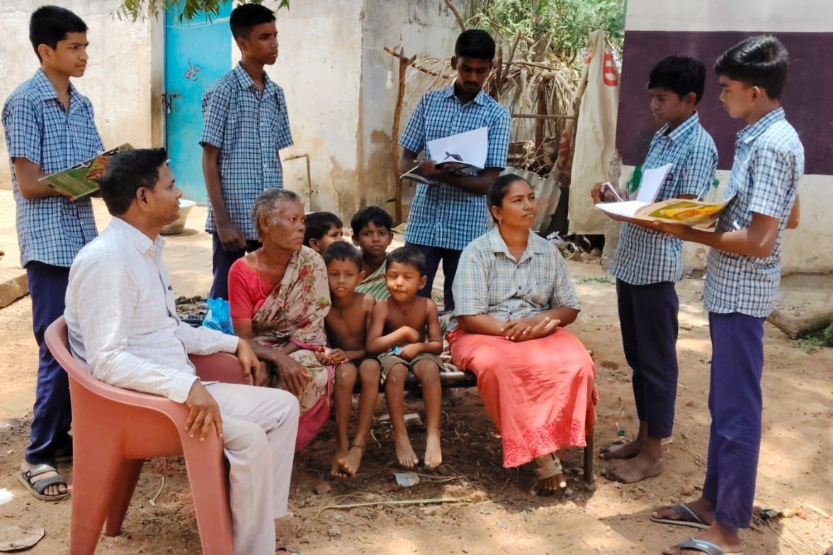 உலக தொல்குடிகள் தினம்,  பழங்குடி மக்களோடு பள்ளி மாணவர்கள் கலந்துரையாடல்